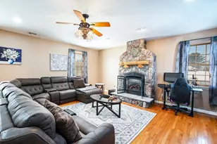 46 Lilac Ave, Somerset, MA 02726 - Photo 3