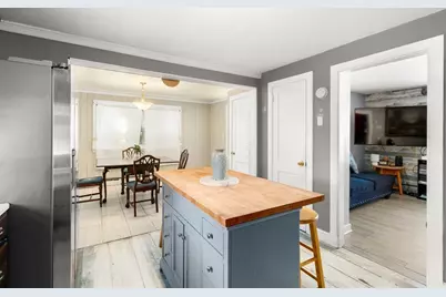 17 Lincoln Ave, Millbury, MA 01527 - Photo 9