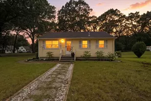 381 N Brook Rd, Springfield, MA 01119 - Photo 1