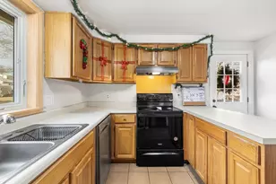 28 Armory Ln, Southbridge, MA 01550 - Photo 5