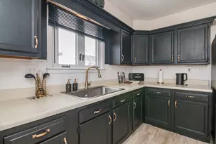 352 Pleasant St, Holyoke, MA 01040 - Photo 11