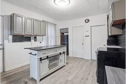 31 Washburn St, Springfield, MA 01107 - Photo 9