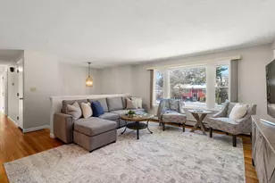 56 Greenleaf Cir, Framingham, MA 01701 - Photo 3