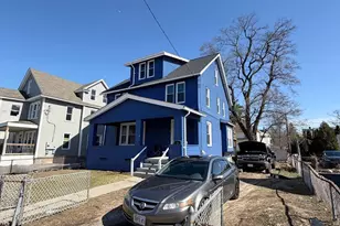 11 Crown St, Springfield, MA 01108 - Photo 3