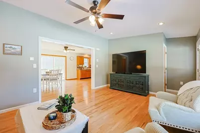 8 Wallis St, Douglas, MA 01516 - Photo 5