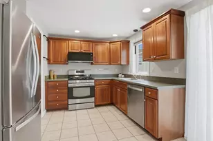 74 Felton St, Lowell, MA 01852 - Photo 9