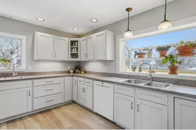 8 Winter St, Amesbury, MA 01913 - Photo 5