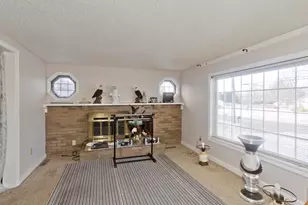 647 Plumtree Rd, Springfield, MA 01118 - Photo 5