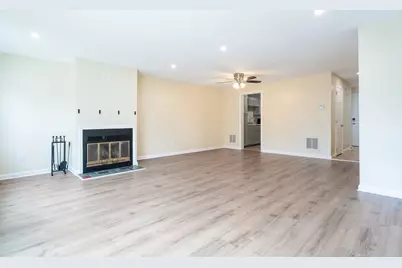 8 Laurelwood Dr #8, Hopedale, MA 01747 - Photo 5