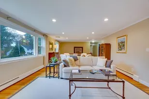 29 Pilgrim Dr, Winchester, MA 01890 - Photo 9