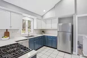 8 Wagon Wheel Dr, Bedford, MA 01730 - Photo 5