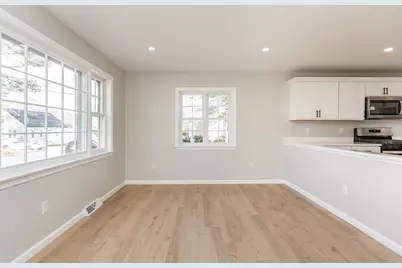 946 Thorndike St, New Bedford, MA 02745 - Photo 7