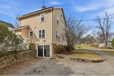 138 Pleasant St, Woburn, MA 01801 - Photo 23
