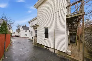 70 Pleasant St, Lowell, MA 01852 - Photo 11