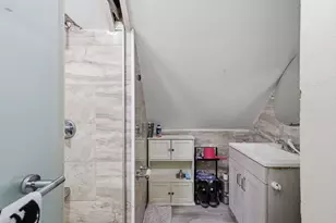 8 Lowell St, Worcester, MA 01603 - Photo 37