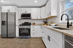 128 Green St, Melrose, MA 02176 - Photo 3