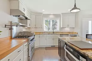 24 Carriage Ln, Duxbury, MA 02332 - Photo 9