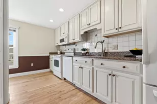 25 Essex Green Ln, Peabody, MA 01960 - Photo 17
