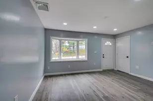101 Laurie Ln, Lowell, MA 01854 - Photo 3