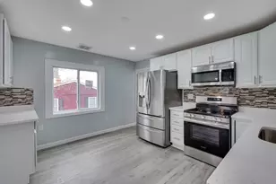 101 Laurie Ln, Lowell, MA 01854 - Photo 9
