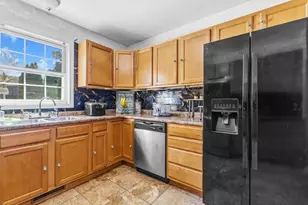 563 Woodman St, Fall River, MA 02724 - Photo 7