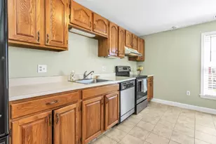 35 Essex Green Ln, Peabody, MA 01960 - Photo 9
