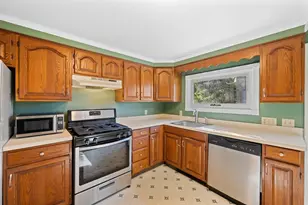 184 Pleasant St, Grafton, MA 01560 - Photo 15