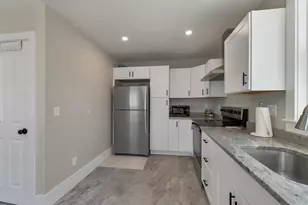 16 Chestnut St, Newburyport, MA 01950 - Photo 5