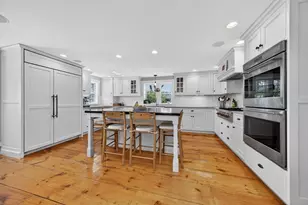 29 Pleasant St, Hingham, MA 02043 - Photo 3
