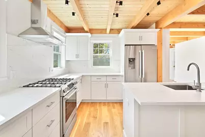 33 Vineyard Ave, Oak Bluffs, MA 02557 - Photo 9