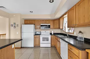 17 Bellevue St, New Bedford, MA 02744 - Photo 9