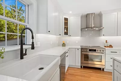 21 Vista St, Melrose, MA 02176 - Photo 5