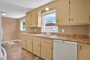 35 Sherwood St, Chicopee, MA 01013 - Photo 5