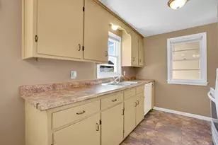 35 Sherwood St, Chicopee, MA 01013 - Photo 7