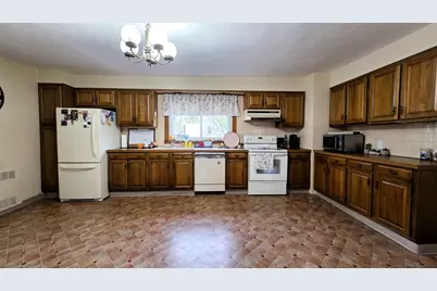 698 Church St #2, Northbridge, MA 01588 - Photo 9