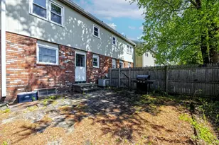32 Yorktown Ct, Chicopee, MA 01020 - Photo 3