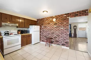 32 Yorktown Ct, Chicopee, MA 01020 - Photo 9