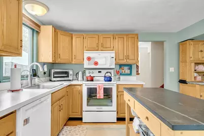 17 John St, Reading, MA 01867 - Photo 3