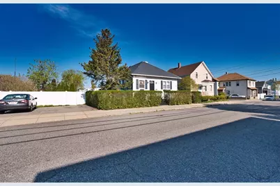 627 King St, Fall River, MA 02724 - Photo 3