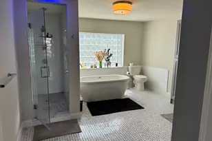 711 E 7th St, Boston, MA 02127 - Photo 11