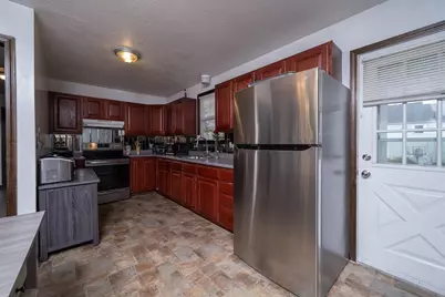 60 N East St, Holyoke, MA 01040 - Photo 17