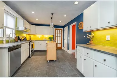 8 Alfred St, Medford, MA 02155 - Photo 9