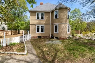 10 Oak Bluff St, Medford, MA 02155 - Photo 3