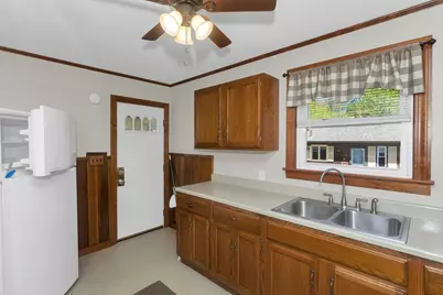 582 Broadway St, Chicopee, MA 01020 - Photo 9