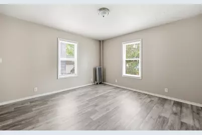 9 Owens Pl, Holyoke, MA 01040 - Photo 5