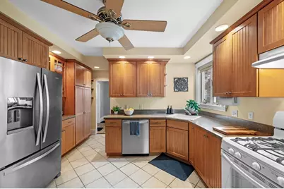 25 Lyman St, Beverly, MA 01915 - Photo 11