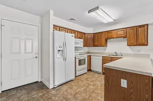 26 Greenleaves Dr, Amherst, MA 01002 - Photo 3