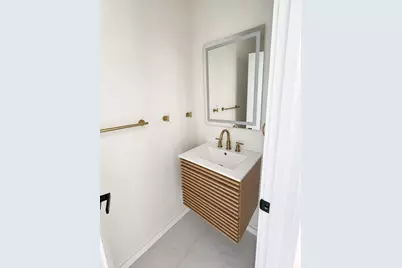 546 Saratoga St #3r, Boston, MA 02128 - Photo 5