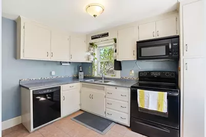 34 Plympton St, New Bedford, MA 02745 - Photo 3