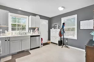 79 Brandon Ave, Springfield, MA 01119 - Photo 9
